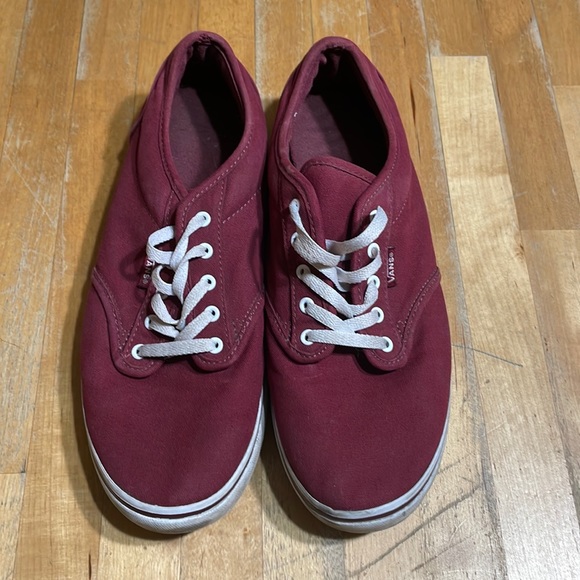 Vans Shoes - Women’s vans lace up skate shoe